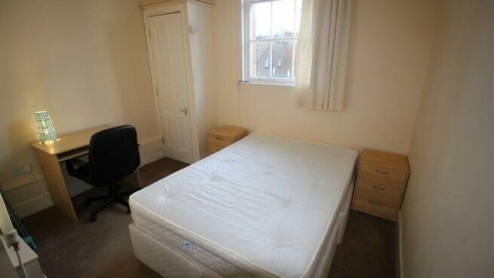 Bedroom before makeover