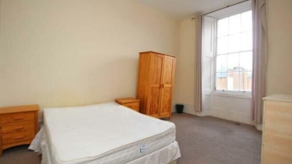 Bedroom before makeover