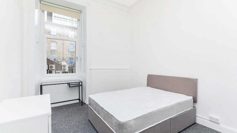 Bedroom before makeover